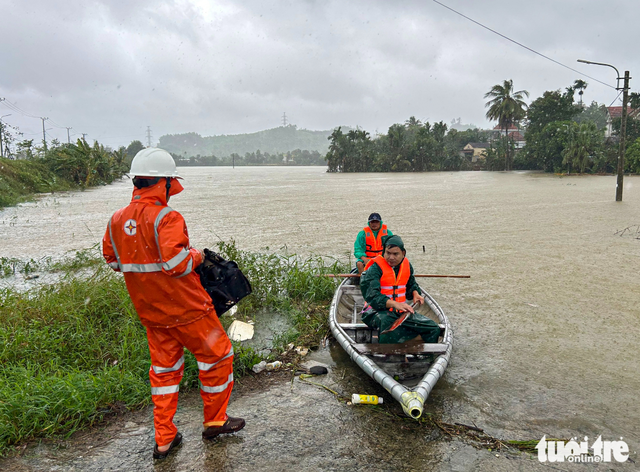 Small boats, big heart: Da Nang residents unite amid rising floodwaters
- Ảnh 1.