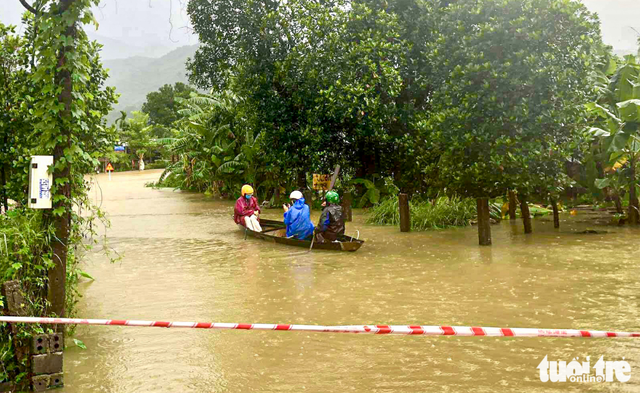 Small boats, big heart: Da Nang residents unite amid rising floodwaters
- Ảnh 3.