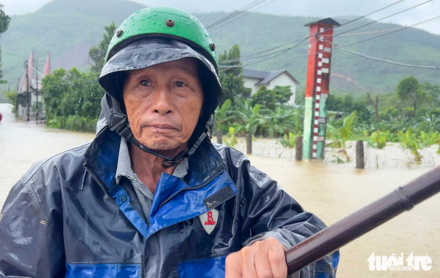 Small boats, big heart: Da Nang residents unite amid rising floodwaters
- Ảnh 4.