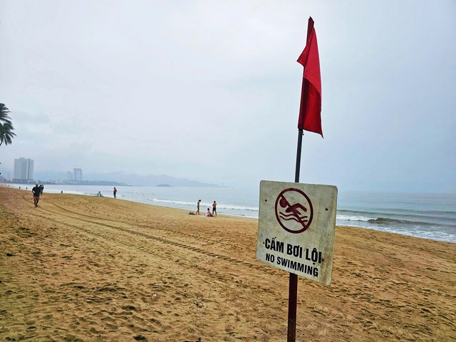 Tourists ignore warnings as several near-drownings reported off Vietnam’s Nha Trang coast- Ảnh 1. Tourists ignore warnings as several near-drownings reported off Vietnam’s Nha Trang coast- Ảnh 1.