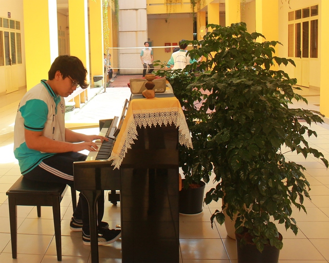 Giờ ra chơi vui như hội của học trò Trường THPT Võ Trường Toản- Ảnh 7. Giờ ra chơi vui như hội của học trò Trường THPT Võ Trường Toản- Ảnh 7.