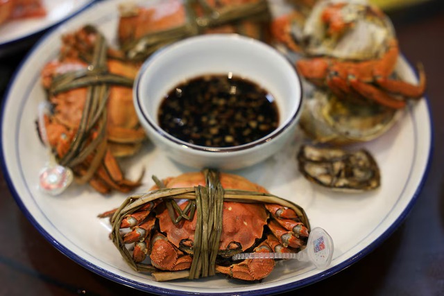 China's heatwaves threaten to dry up supply of delicious 'hairy crabs'- Ảnh 1.