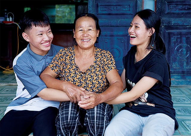 Lũ cuốn trôi tất cả, chỉ để lại gánh nặng trên vai mẹ- Ảnh 1. Lũ cuốn trôi tất cả, chỉ để lại gánh nặng trên vai mẹ- Ảnh 1.