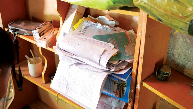 Lũ cuốn trôi tất cả, chỉ để lại gánh nặng trên vai mẹ- Ảnh 3. Lũ cuốn trôi tất cả, chỉ để lại gánh nặng trên vai mẹ- Ảnh 3.