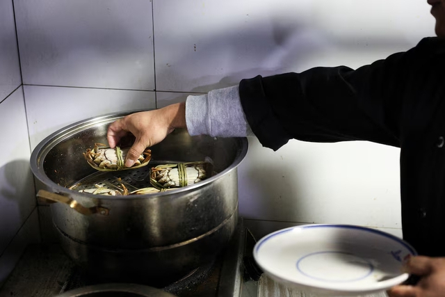 China's heatwaves threaten to dry up supply of delicious 'hairy crabs'- Ảnh 8.