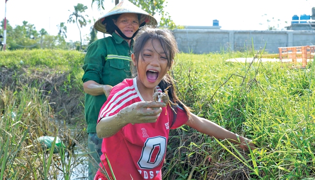Cùng trẻ em vùng lũ viết tiếp ước mơ đi học - Ảnh 1.
