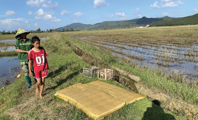 Cùng trẻ em vùng lũ viết tiếp ước mơ đi học - Ảnh 2.