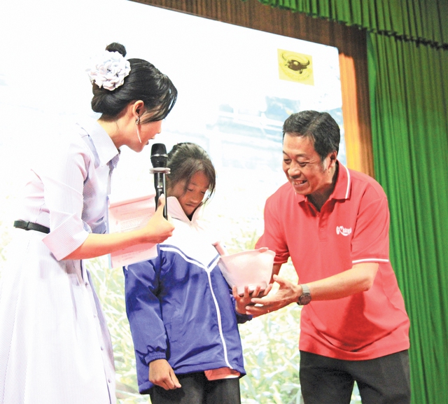 Cùng trẻ em vùng lũ viết tiếp ước mơ đi học - Ảnh 5.