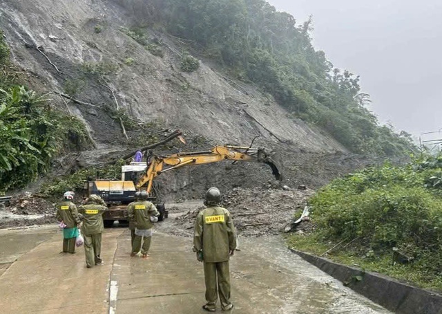 Drones deliver food to stranded drivers on central Vietnam pass amid landslides - Ảnh 3.