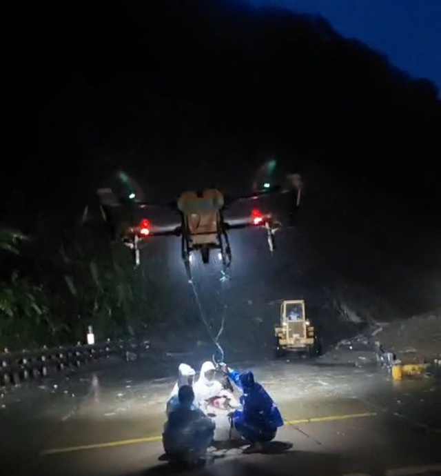 Drones deliver food to stranded drivers on central Vietnam pass amid landslides - Ảnh 5.