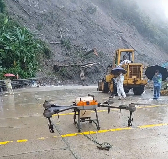 Drones deliver food to stranded drivers on central Vietnam pass amid landslides - Ảnh 4.