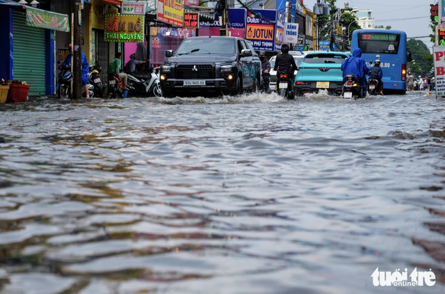 Heavy rain swamps several streets in Ho Chi Minh City - Ảnh 1.