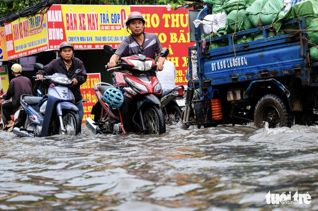 Heavy rain swamps several streets in Ho Chi Minh City - Ảnh 2.