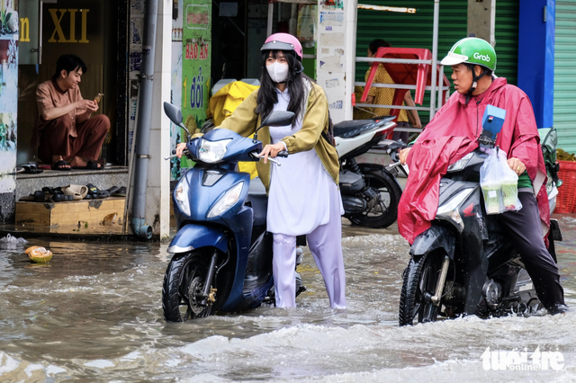 Heavy rain swamps several streets in Ho Chi Minh City - Ảnh 3.
