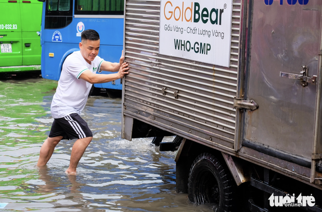 Heavy rain swamps several streets in Ho Chi Minh City - Ảnh 5.