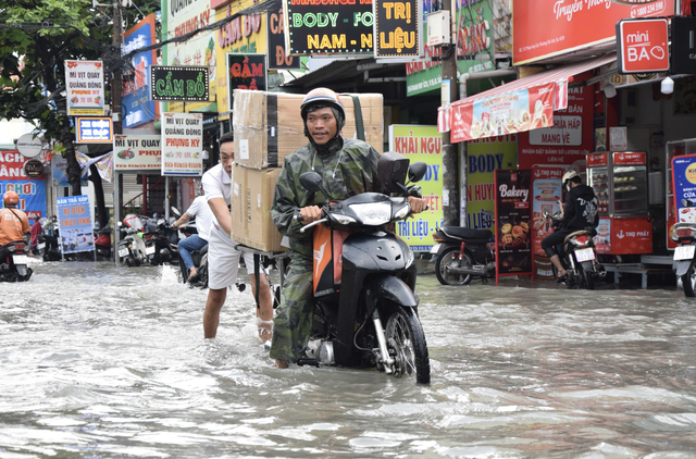 Heavy rain swamps several streets in Ho Chi Minh City - Ảnh 7.