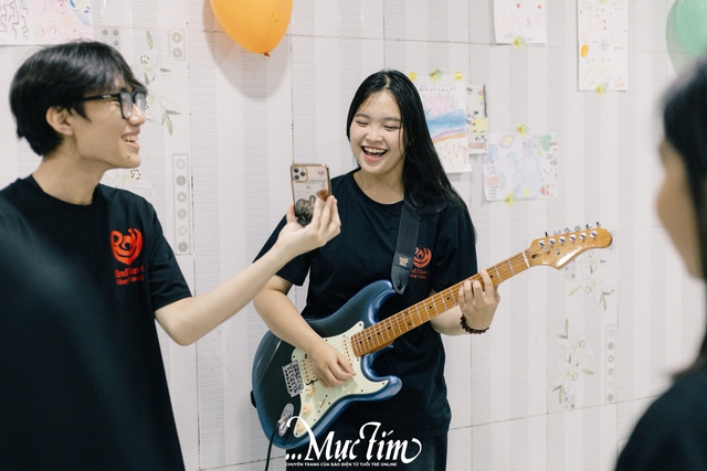 Teen Trường THPT Hùng Vương thắp sáng nụ cười trẻ em mái ấm mùa trăng rằm - Ảnh 9.