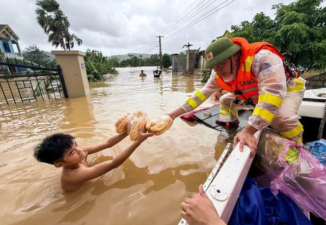 Laos, Cuba, Nicaragua, Dominica extend condolences to Vietnam after storm Bualoi - Ảnh 1.