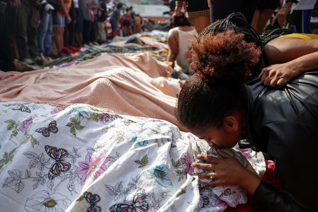 Corpses line Rio street after Brazil's deadliest operation against drug gangs- Ảnh 1. Corpses line Rio street after Brazil's deadliest operation against drug gangs- Ảnh 1.