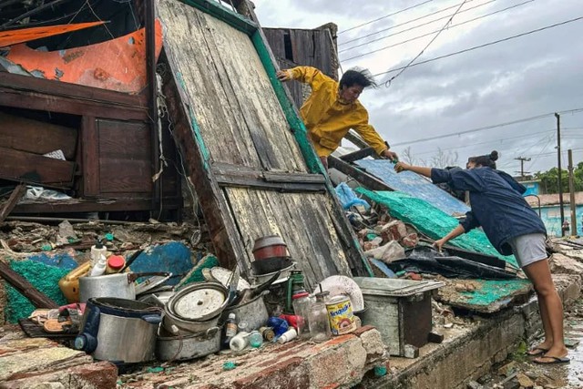 Caribbean reels from 'unprecedented' hurricane destruction - Ảnh 1.