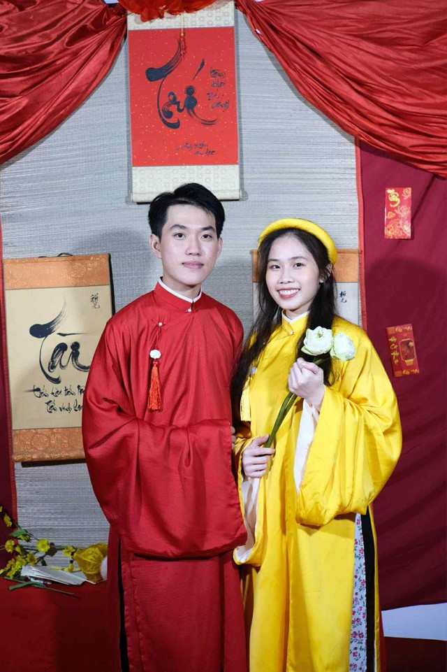 Chỉ mới cuối tháng 10, bạn trẻ đã rục rịch chụp ảnh áo dài Tết- Ảnh 2. Chỉ mới cuối tháng 10, bạn trẻ đã rục rịch chụp ảnh áo dài Tết- Ảnh 2.