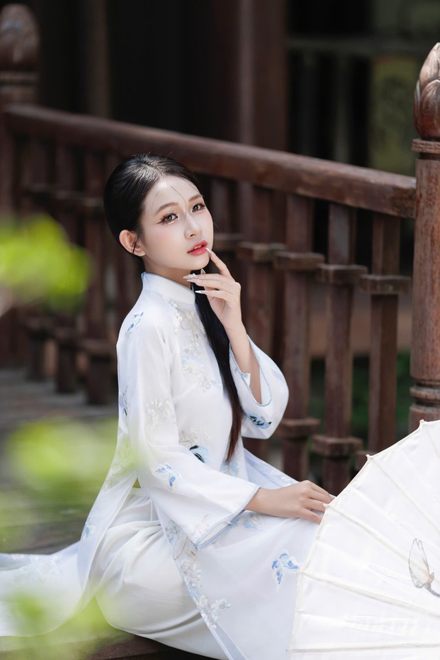 Chỉ mới cuối tháng 10, bạn trẻ đã rục rịch chụp ảnh áo dài Tết- Ảnh 4. Chỉ mới cuối tháng 10, bạn trẻ đã rục rịch chụp ảnh áo dài Tết- Ảnh 4.