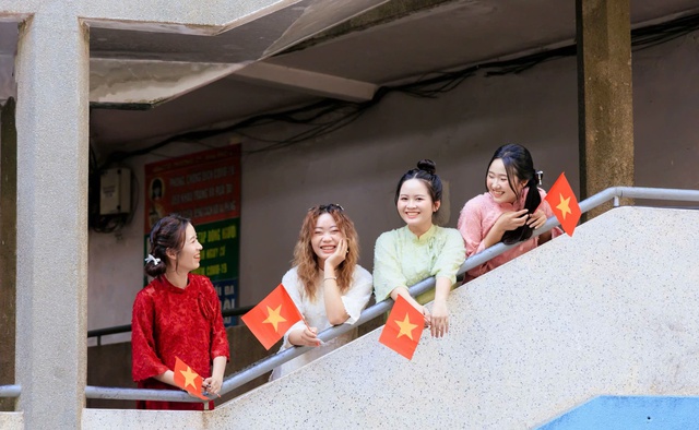 Chỉ mới cuối tháng 10, bạn trẻ đã rục rịch chụp ảnh áo dài Tết- Ảnh 1. Chỉ mới cuối tháng 10, bạn trẻ đã rục rịch chụp ảnh áo dài Tết- Ảnh 1.