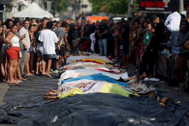 Corpses line Rio street after Brazil's deadliest operation against drug gangs- Ảnh 3. Corpses line Rio street after Brazil's deadliest operation against drug gangs- Ảnh 3.