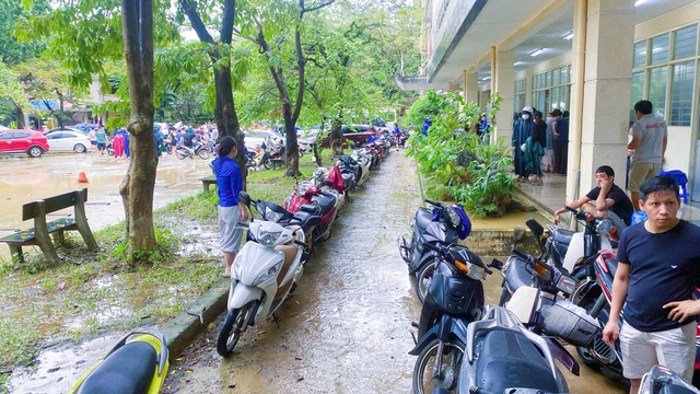 Vietnamese students repair flood-damaged motorbikes for free as central region recovers- Ảnh 1. Vietnamese students repair flood-damaged motorbikes for free as central region recovers- Ảnh 1.