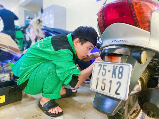 Vietnamese students repair flood-damaged motorbikes for free as central region recovers- Ảnh 3. Vietnamese students repair flood-damaged motorbikes for free as central region recovers- Ảnh 3.