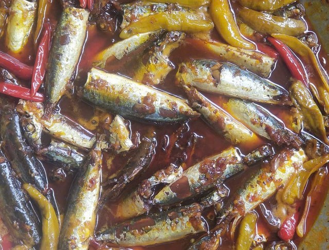Hue-style braised mackerel scads: A taste of care and tradition - Ảnh 1.