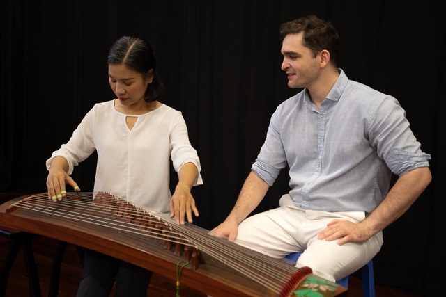 French contemporary theater blends with Vietnamese traditional music in Ho Chi Minh City this weekend - Ảnh 1.