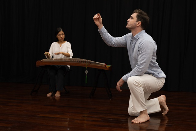 French contemporary theater blends with Vietnamese traditional music in Ho Chi Minh City this weekend - Ảnh 2.