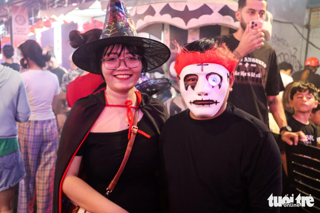Young locals, foreign visitors flock to Ho Chi Minh City’s Bui Vien Street for Halloween celebrations
- Ảnh 1. Young locals, foreign visitors flock to Ho Chi Minh City’s Bui Vien Street for Halloween celebrations
- Ảnh 1.