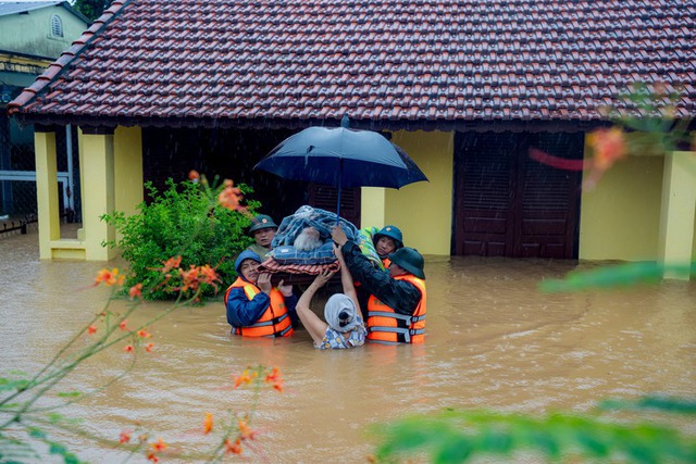 Central Vietnam floods leave 10 dead, 12 missing, over 128,000 homes submerged- Ảnh 1.