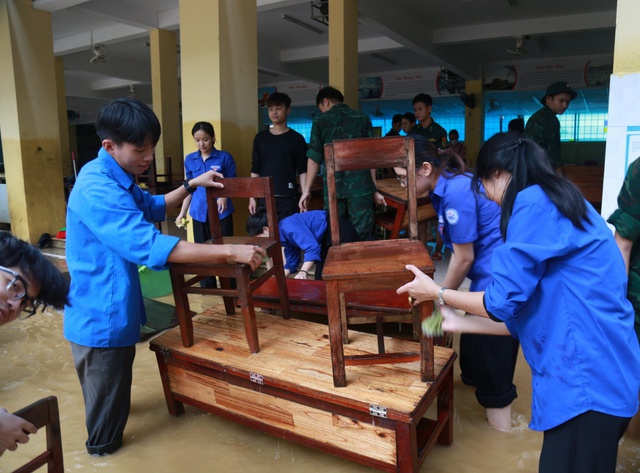 Sinh viên, học sinh Huế, Đà Nẵng giúp người dân dọn dẹp sau lũ- Ảnh 1.