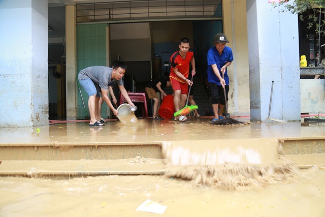 Sinh viên, học sinh Huế, Đà Nẵng giúp người dân dọn dẹp sau lũ- Ảnh 2.