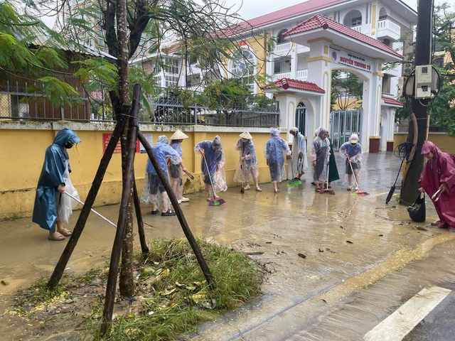 Sinh viên, học sinh Huế, Đà Nẵng giúp người dân dọn dẹp sau lũ- Ảnh 3.