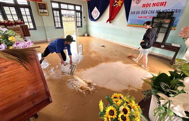 Sinh viên, học sinh Huế, Đà Nẵng giúp người dân dọn dẹp sau lũ- Ảnh 5.