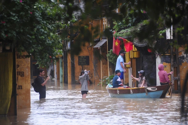 Foreign visitors deeply moved by historic flooding in Hoi An Ancient Town- Ảnh 1. Foreign visitors deeply moved by historic flooding in Hoi An Ancient Town- Ảnh 1.
