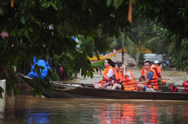 Foreign visitors deeply moved by historic flooding in Hoi An Ancient Town- Ảnh 2. Foreign visitors deeply moved by historic flooding in Hoi An Ancient Town- Ảnh 2.