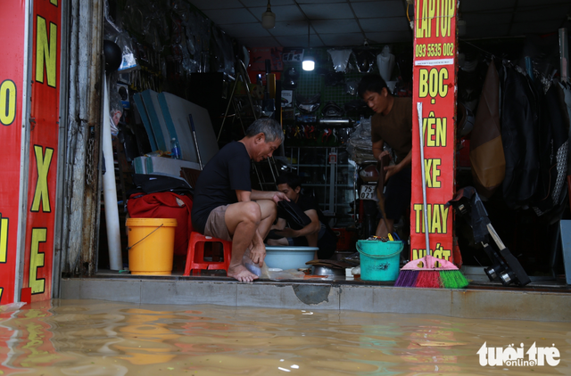 Shopkeepers in Vietnam’s Hue City traumatized by heavy losses after floods
- Ảnh 4. Shopkeepers in Vietnam’s Hue City traumatized by heavy losses after floods
- Ảnh 4.