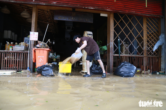 Shopkeepers in Vietnam’s Hue City traumatized by heavy losses after floods
- Ảnh 5. Shopkeepers in Vietnam’s Hue City traumatized by heavy losses after floods
- Ảnh 5.
