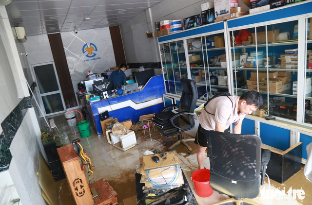 Shopkeepers in Vietnam’s Hue City traumatized by heavy losses after floods
- Ảnh 6. Shopkeepers in Vietnam’s Hue City traumatized by heavy losses after floods
- Ảnh 6.
