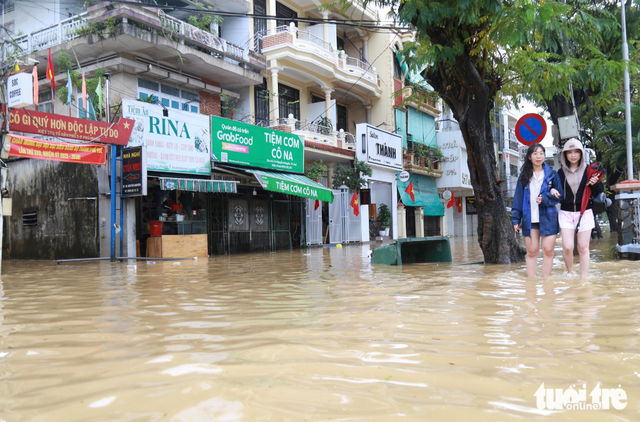 Shopkeepers in Vietnam’s Hue City traumatized by heavy losses after floods
- Ảnh 7. Shopkeepers in Vietnam’s Hue City traumatized by heavy losses after floods
- Ảnh 7.