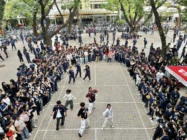 Teen Trường THPT Nguyễn Công Trứ tự tin khoe vũ đạo trong Ngày thứ Sáu vui vẻ- Ảnh 3.
