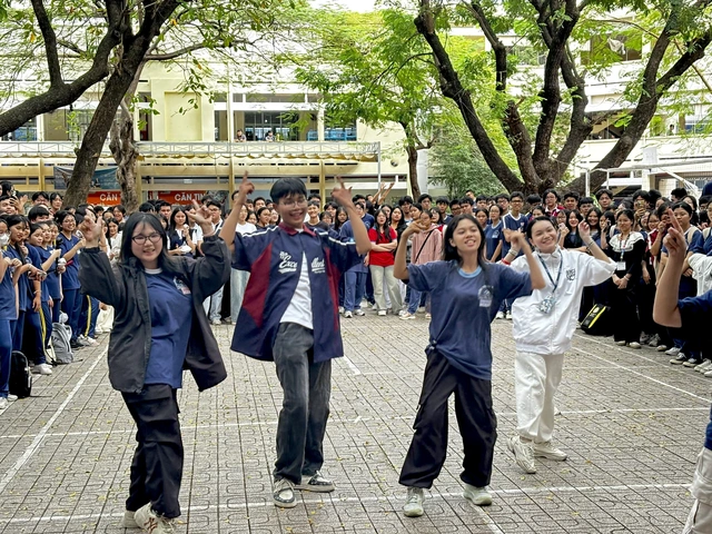 Teen Trường THPT Nguyễn Công Trứ tự tin khoe vũ đạo trong Ngày thứ Sáu vui vẻ- Ảnh 1.