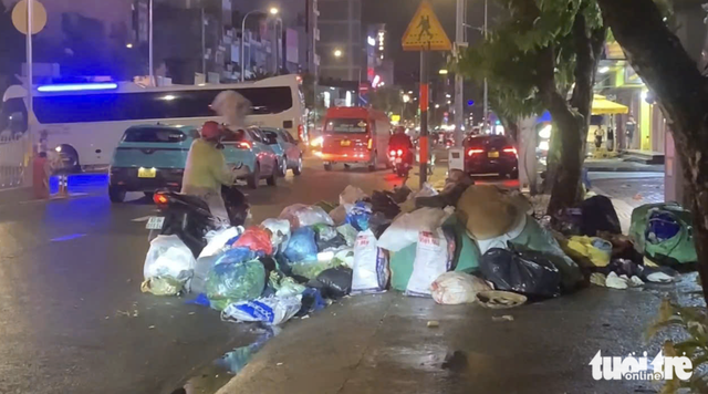 Recurring illegal dumping plagues Ho Chi Minh City street despite cleanups - Ảnh 2.