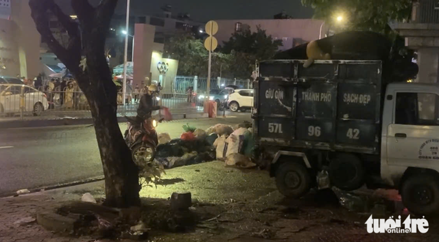 Recurring illegal dumping plagues Ho Chi Minh City street despite cleanups - Ảnh 3.