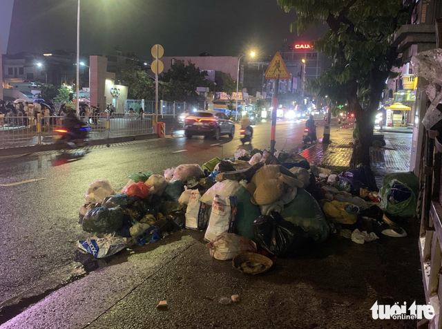 Recurring illegal dumping plagues Ho Chi Minh City street despite cleanups - Ảnh 4.